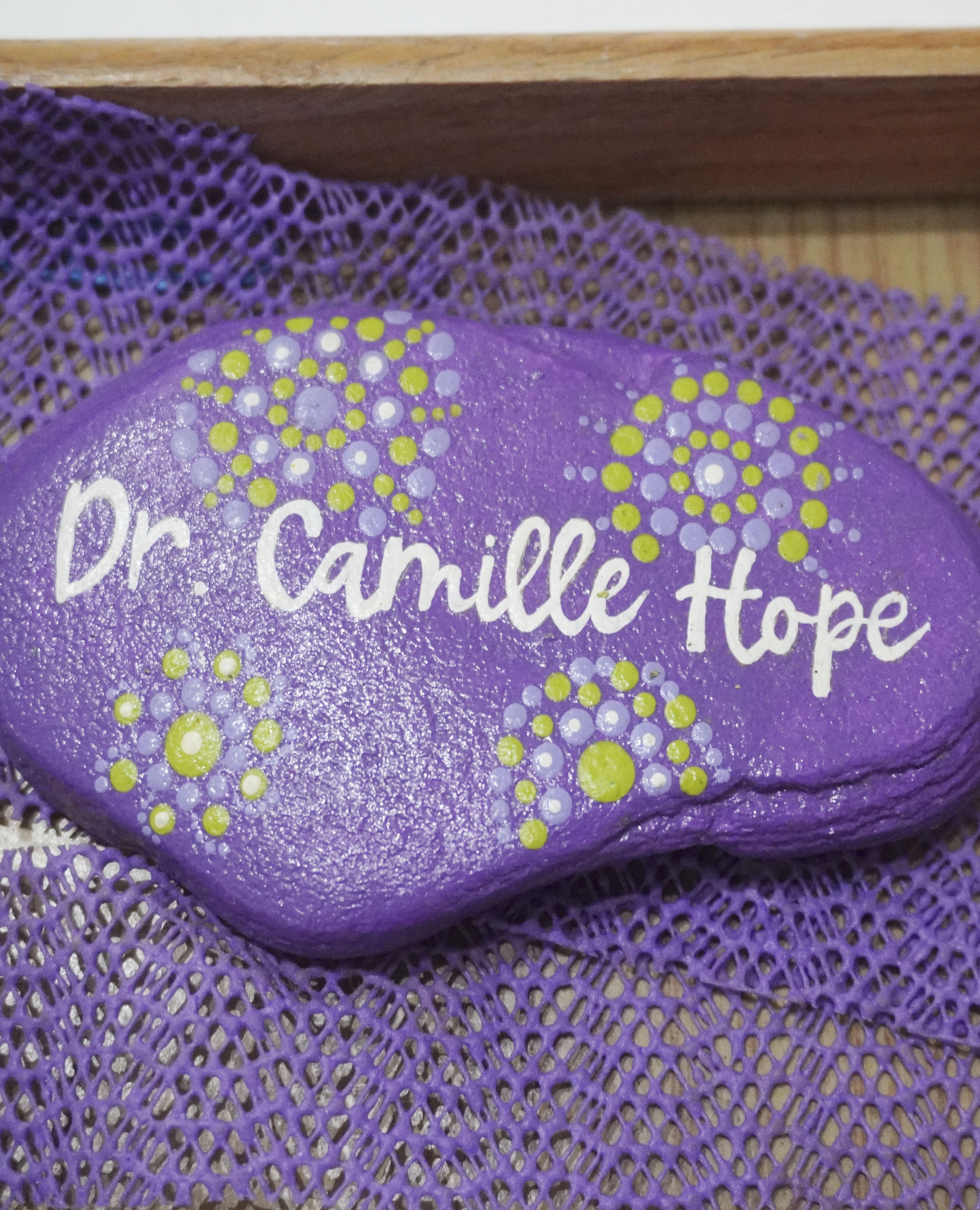 Customized painted rock office desk decoration